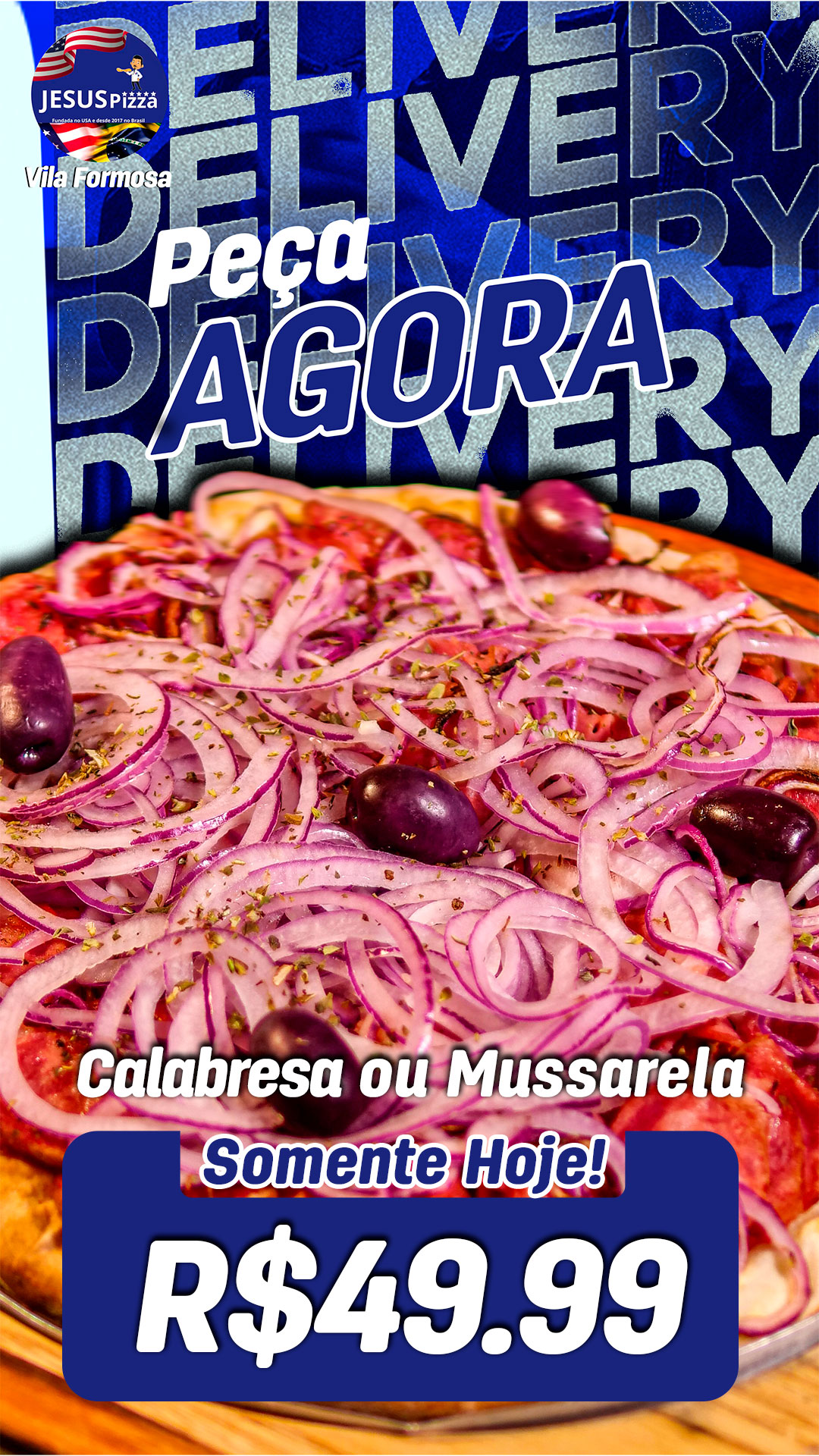 Pizza grande de calabresa artesanal com muito recheio saindo do forno